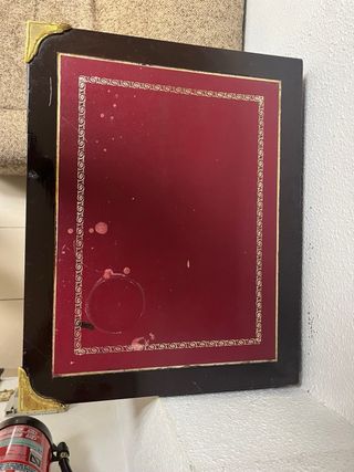 Mueble de madera con detalles dorados a reparar