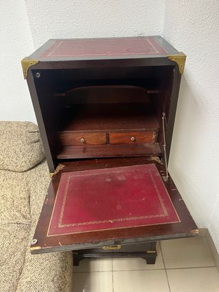 Mueble de madera con detalles dorados a reparar