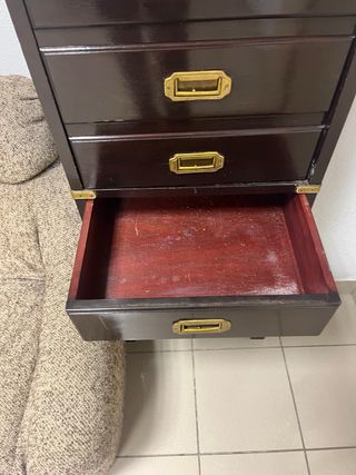 Mueble de madera con detalles dorados a reparar