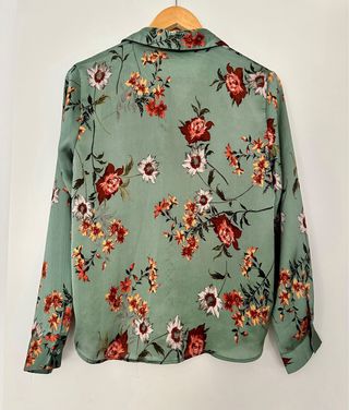 Lote 3 blusas estampadas  y beige bordada de Zara