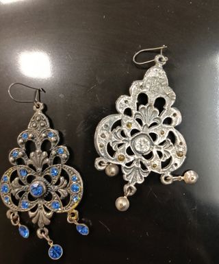 Pendientes vintage plateados con cristales azules
