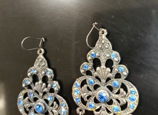 Pendientes vintage plateados con cristales azules