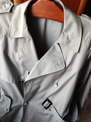 Gabardina clásica con cinturón y doble botonadura