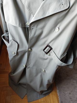 Gabardina clásica con cinturón y doble botonadura