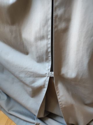 Gabardina clásica con cinturón y doble botonadura