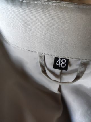 Gabardina clásica con cinturón y doble botonadura