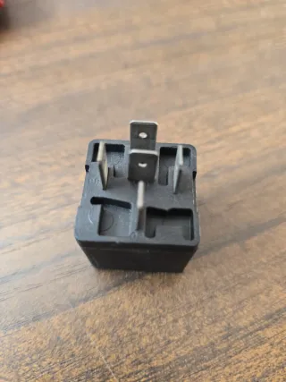 Relé  recambio 4671001 usado