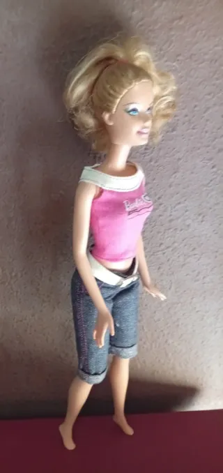 Barbie Fiat 500 con top rosa e jeans