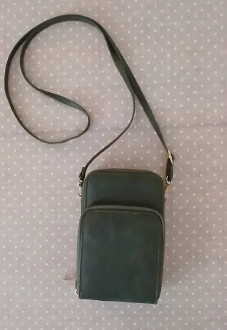 Bolso pequeño verde, con tres compartimentos.