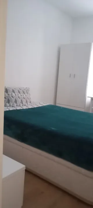 Alquilo Habitación para hombre.