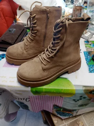 Botín ante beige con cordones.puesto una vez