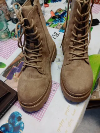 Botín ante beige con cordones.puesto una vez