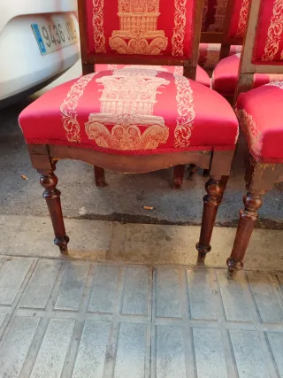 Seis sillas antiguas de madera y tela