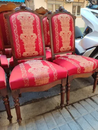 Seis sillas antiguas de madera y tela