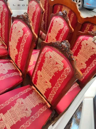 Seis sillas antiguas de madera y tela