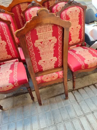 Seis sillas antiguas de madera y tela