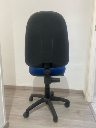 Silla de escritorio azul con ruedas