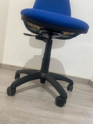 Silla de escritorio azul con ruedas