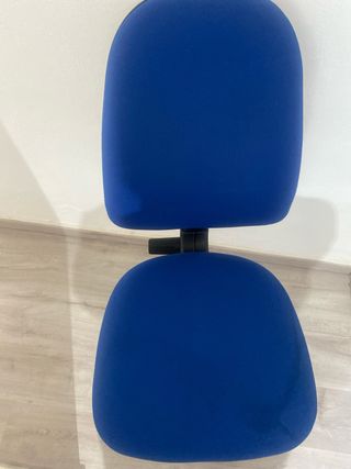 Silla de escritorio azul con ruedas
