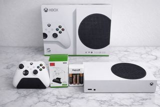 Xbox + SOPORTE + CARGADOR DE PILAS + MANDO +CASCOS