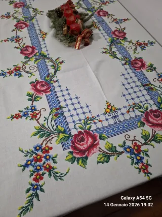 Antica Tovaglia ricamata a mano punto croce x12