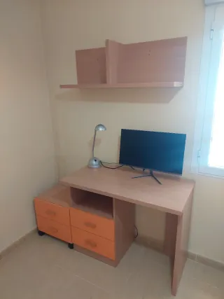 Escritorio madera, mesita y estante