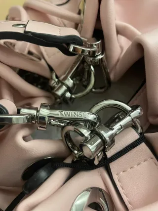 Borsa secchiello Twinset rosa con borchie