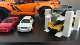 Soporte y expositor para coches Hot Wheels.