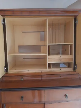 Mueble de ebanistería de madera