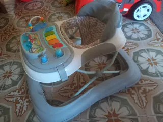Andador para bebé con piano y juguetes
