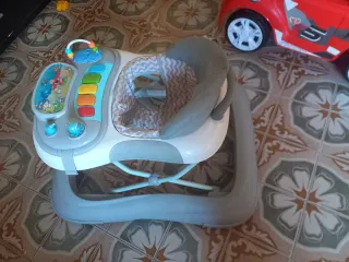 Andador para bebé con piano y juguetes