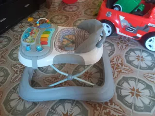 Andador para bebé con piano y juguetes