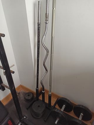 Rack pared con banco, barras y pesas