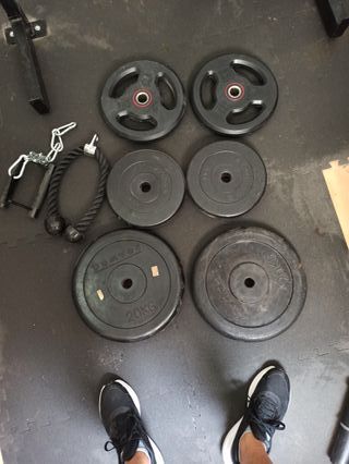 Rack pared con banco, barras y pesas