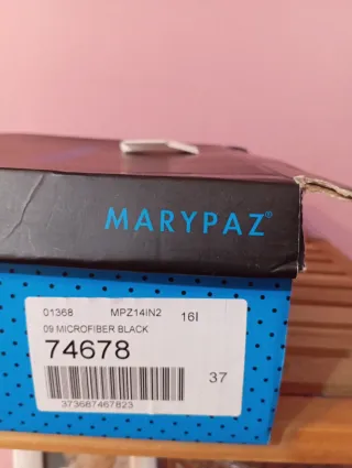 Botines negros ante MARYPAZ