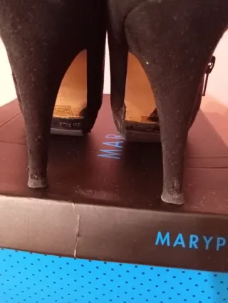 Botines negros ante MARYPAZ