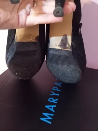 Botines negros ante MARYPAZ