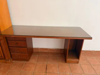 Escritorio madera con tapa de cristal