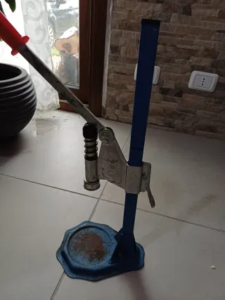 Tappatrice per bottiglie