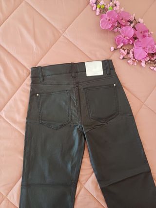 Pantalón polipiel negro pata ancha Nuevo