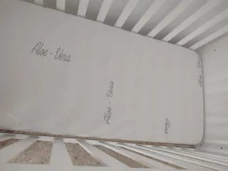 Cuna de bebé blanca con osito