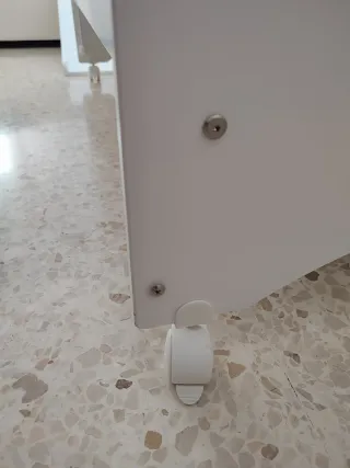 Cuna de bebé blanca con osito