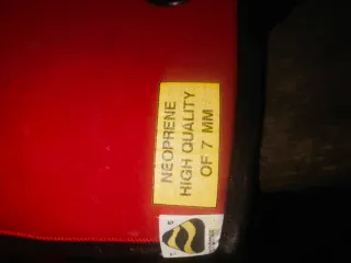 Traje de buceo rojo y negro