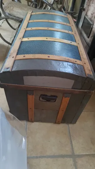 Baúl antiguo decorativo