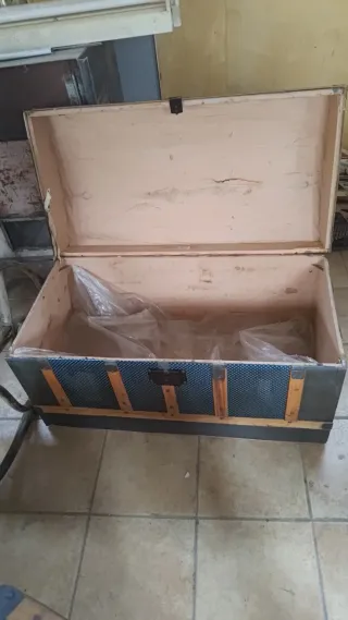 Baúl antiguo decorativo