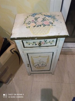 Mesita auxiliar pintada a mano