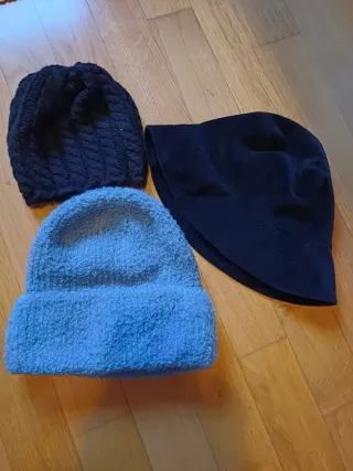 2 paia guanti e 3 cappelli neri