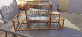 Jaula para pájaros de madera y metal