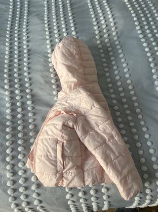 Chaqueta rosa con capucha