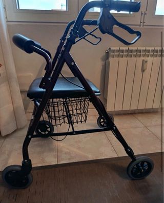 Andador con asiento y cesta